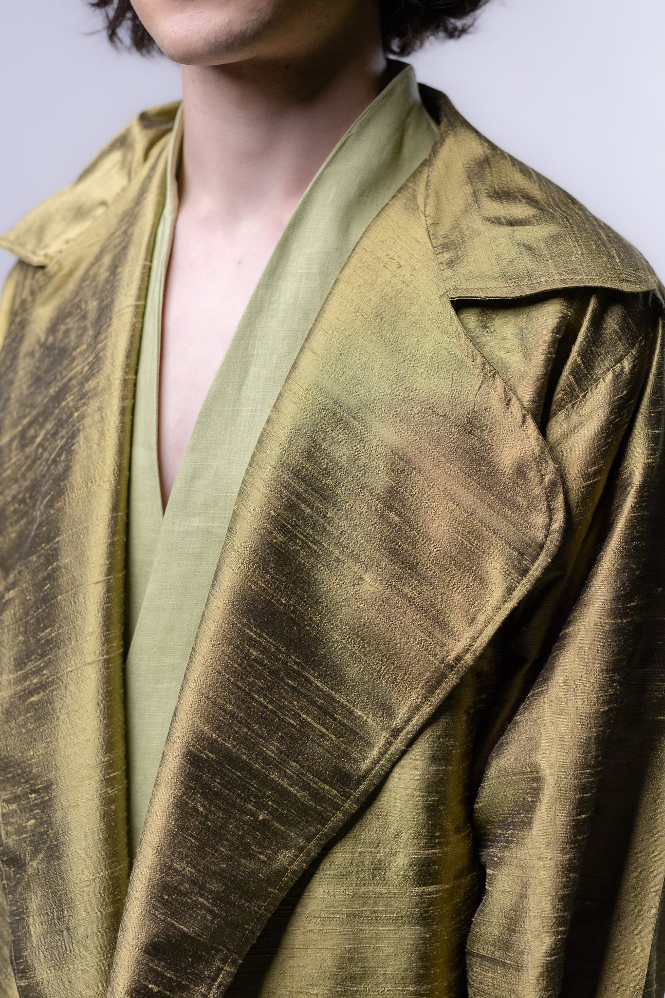 GABARDINA SHANTUNG | VERDE OLIVO METALICO HOMBRE
