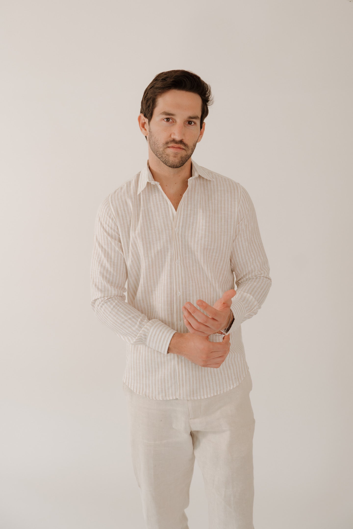 CAMISA DE RAYAS DELGADAS BEIGE