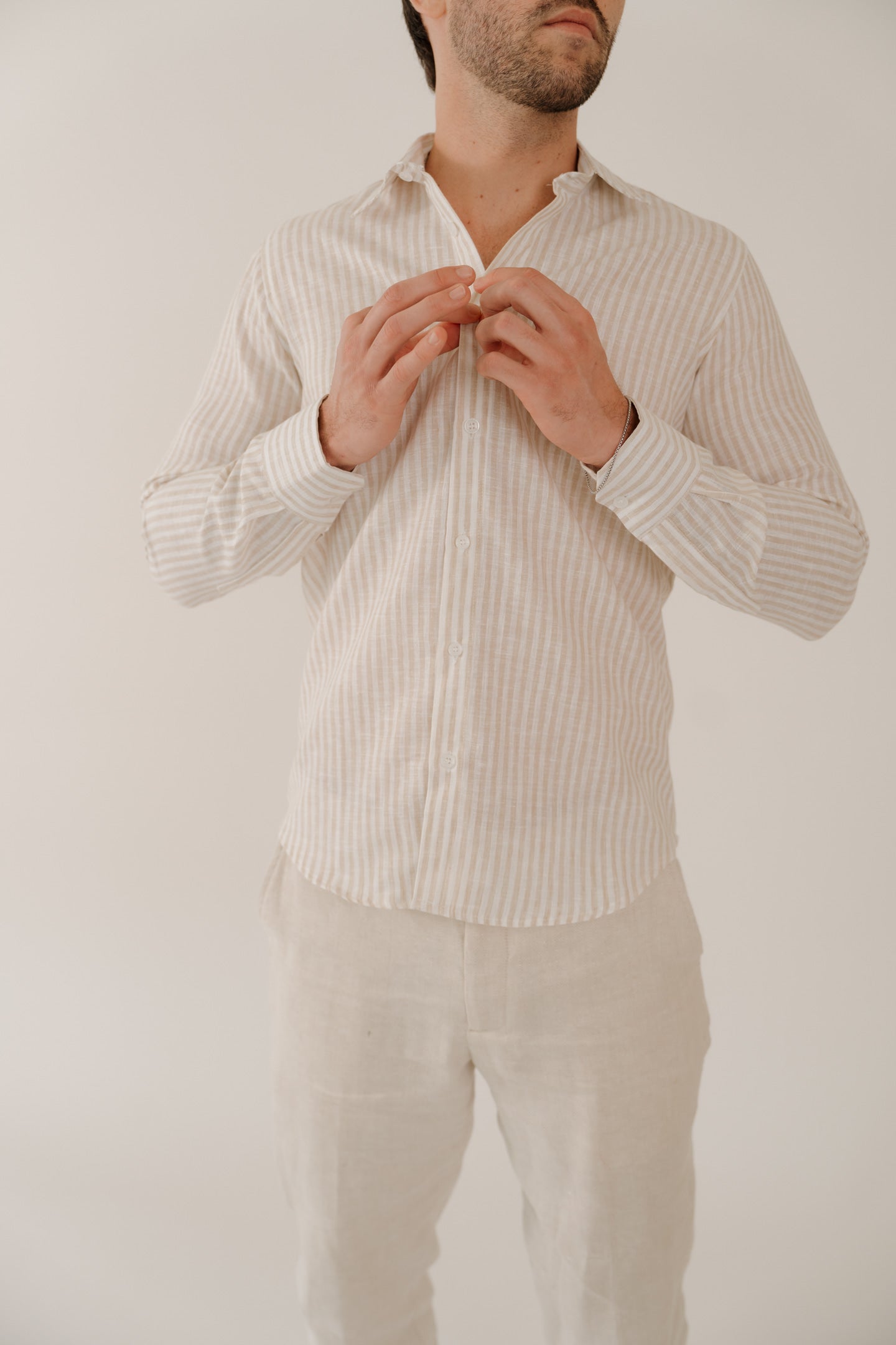 CAMISA DE RAYAS DELGADAS BEIGE